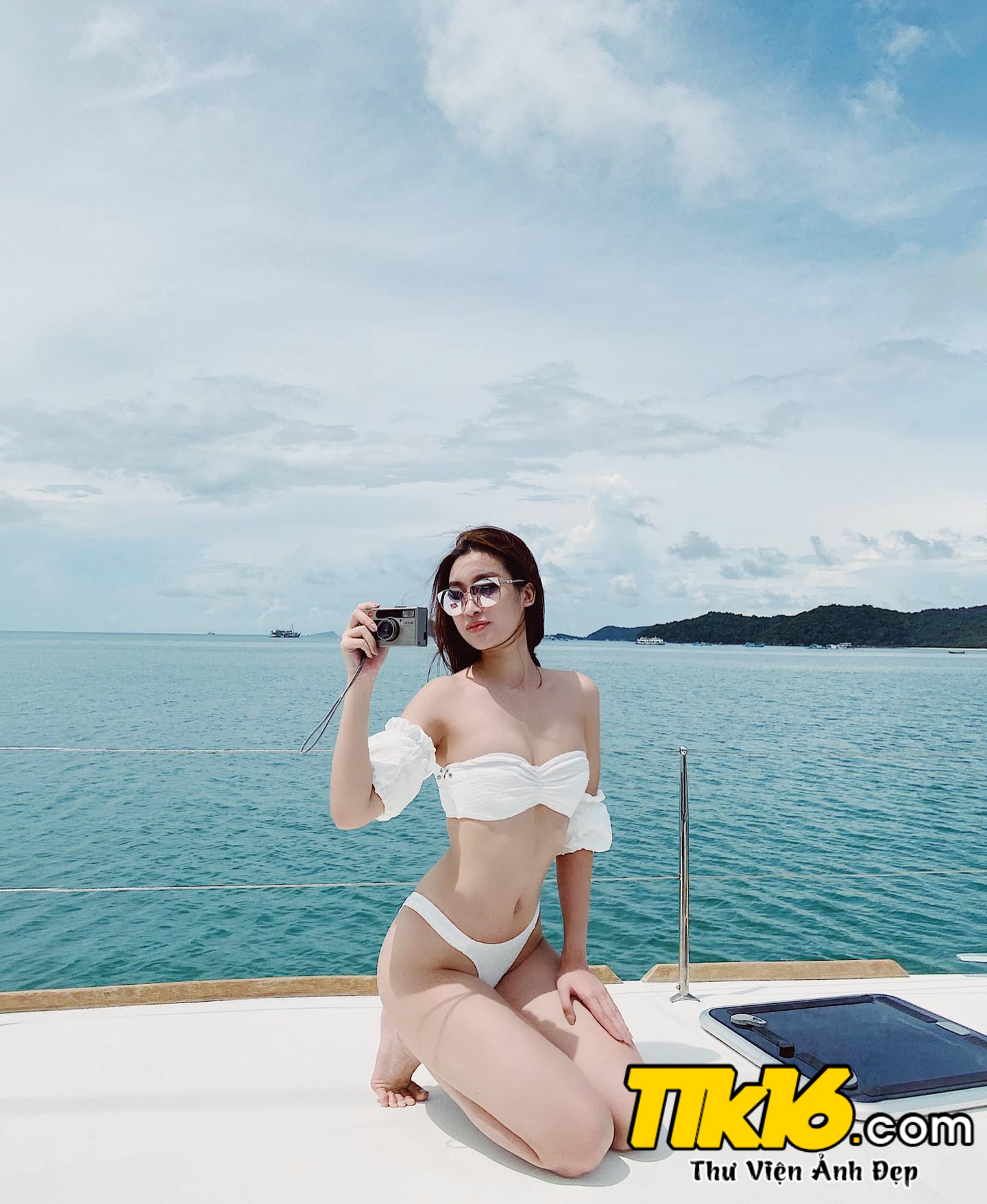 Đỗ Mỹ Linh sexy với Bikini trên biển