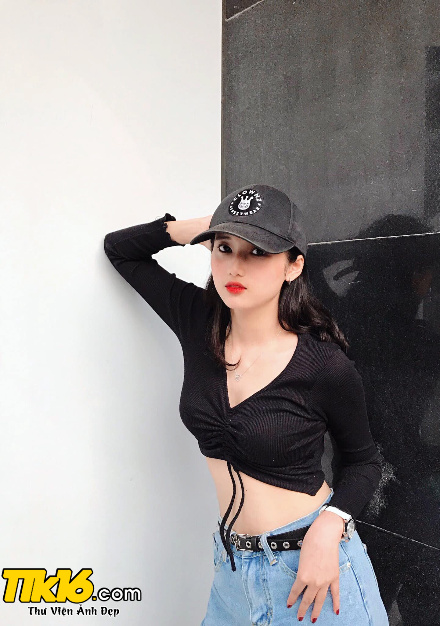 Streamer Mei Mei với áo hở rốn sexy tôn nên vẻ đẹp của cô khi dạo phố